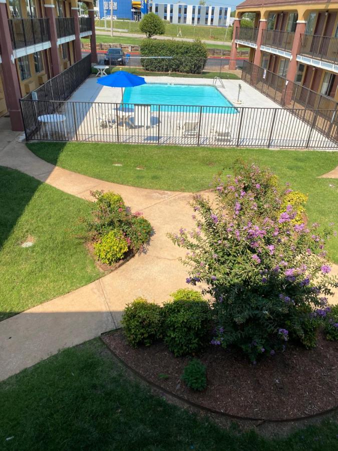 Super 8 By Wyndham Midwest City Ok Bagian luar foto