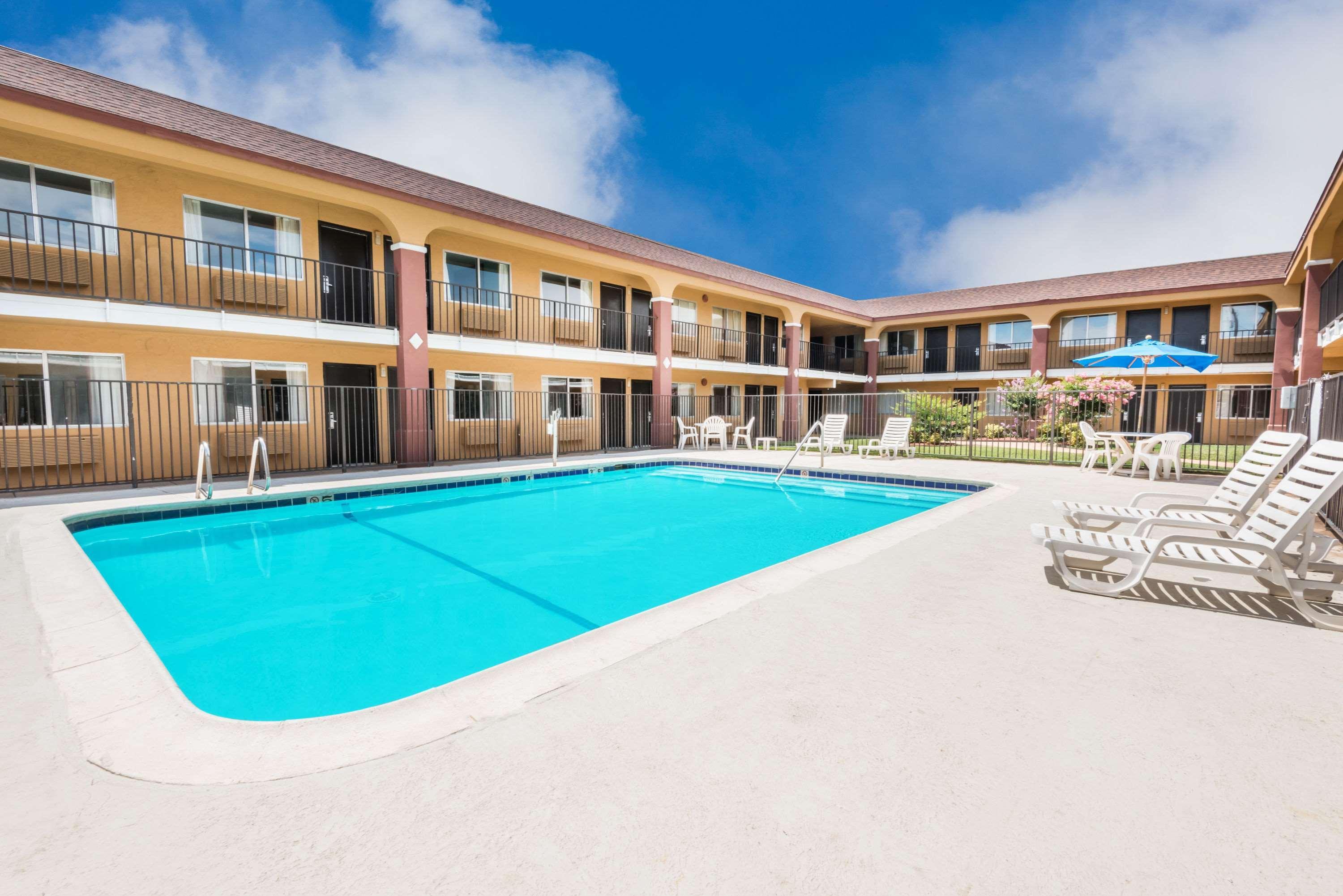 Super 8 By Wyndham Midwest City Ok Bagian luar foto