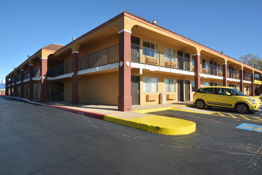 Super 8 By Wyndham Midwest City Ok Bagian luar foto
