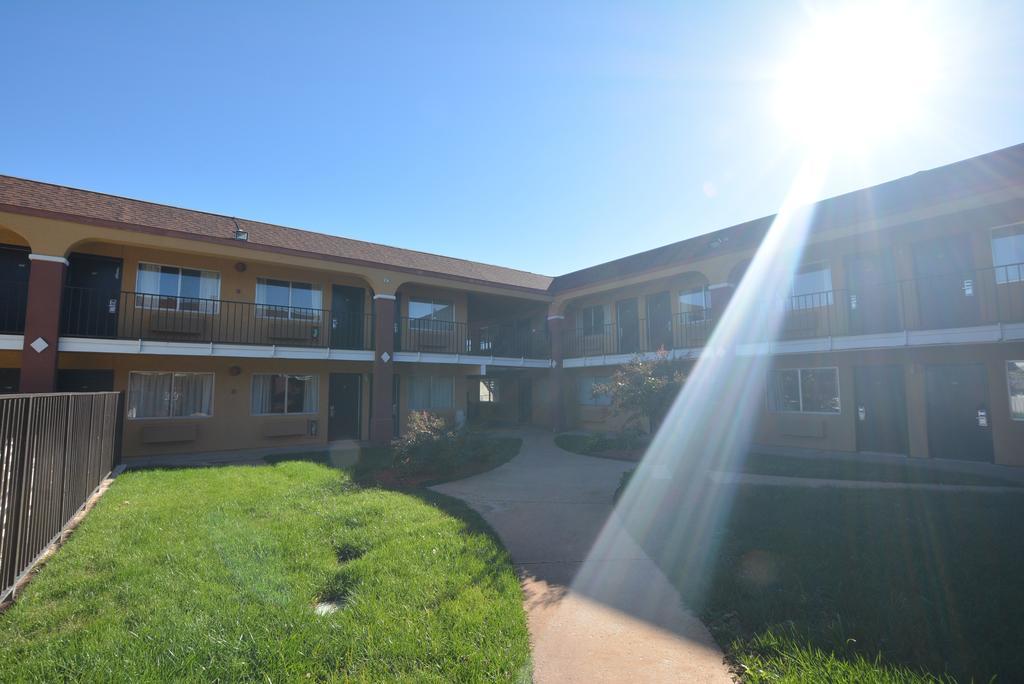 Super 8 By Wyndham Midwest City Ok Bagian luar foto