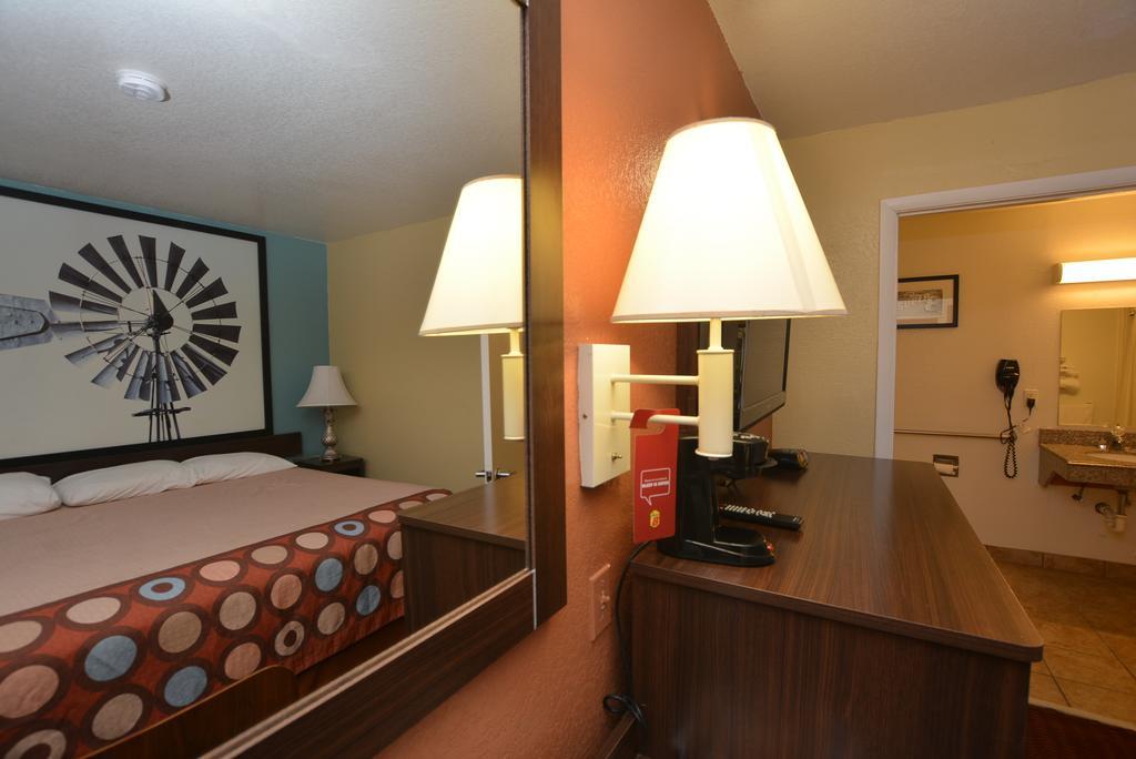 Super 8 By Wyndham Midwest City Ok Bagian luar foto