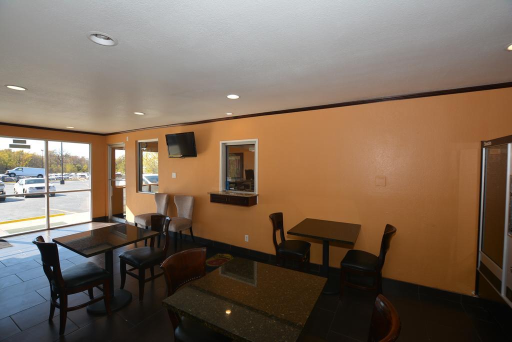 Super 8 By Wyndham Midwest City Ok Bagian luar foto