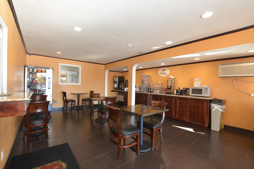 Super 8 By Wyndham Midwest City Ok Bagian luar foto
