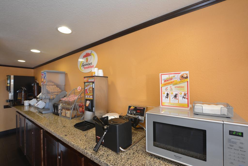 Super 8 By Wyndham Midwest City Ok Bagian luar foto